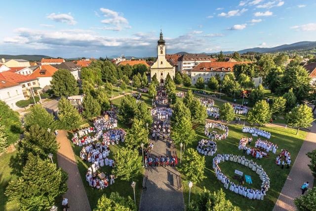 ZAJEDNIČKA FOTOGRAFIJA SVIH SUDIONIKA SMOTRE KOJI SU NASTUPILI U NEDJELJU NA 21. IGRA KOLU U OGULINU!