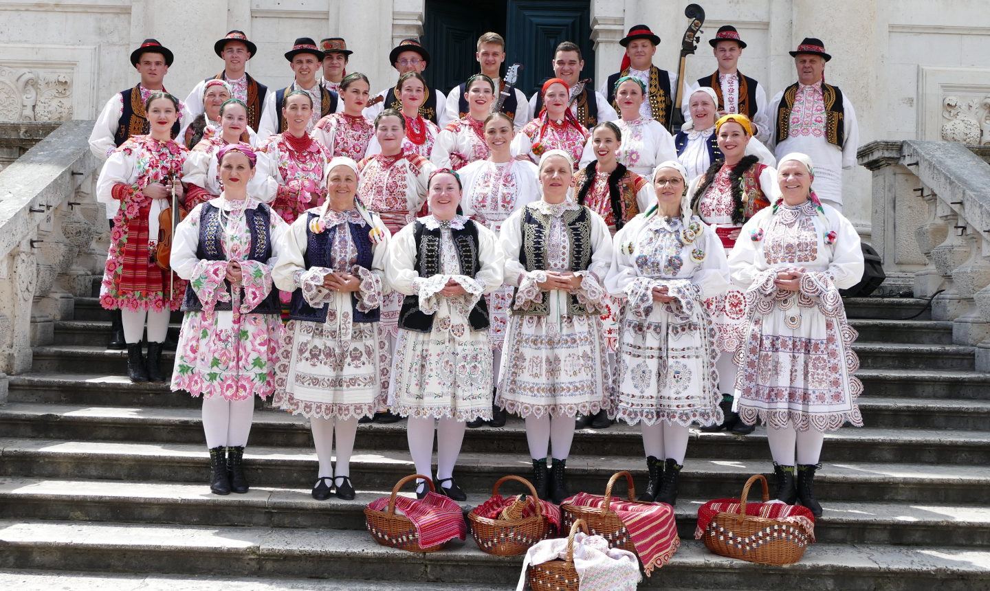38. SMOTRA FOLKLORA JADRANSKE REGIJE U METKOVIĆU „NA NERETVU MISEČINA PALA“ - KUD "Sveti Juraj" Draganić